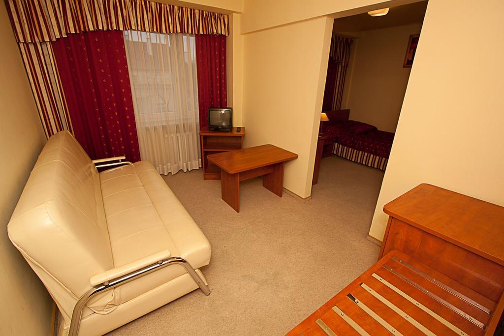 Hotel Accademia Ostrowiec Świętokrzyski Habitación foto