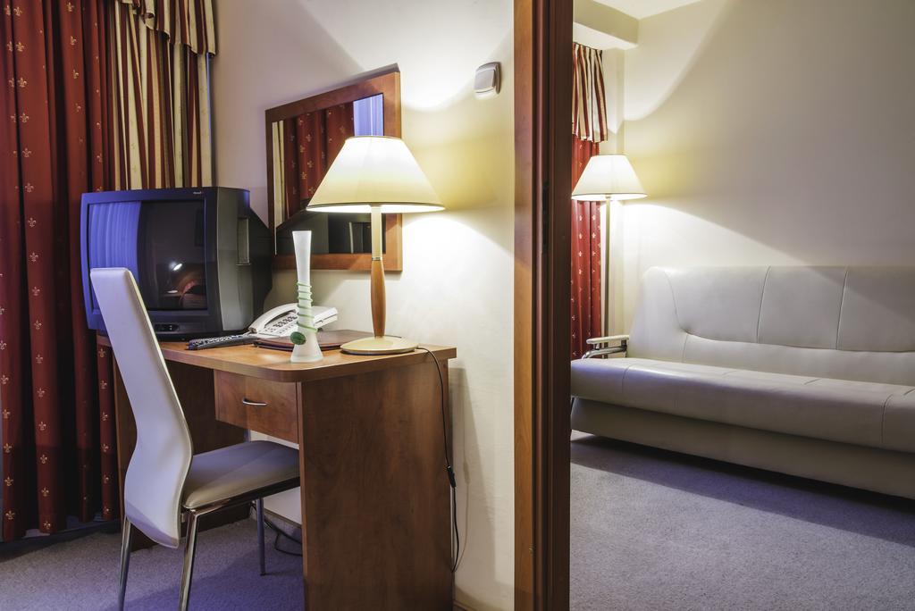 Hotel Accademia Ostrowiec Świętokrzyski Habitación foto