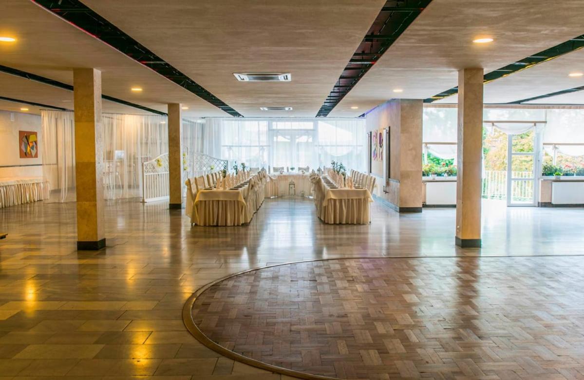 Hotel Accademia Ostrowiec Świętokrzyski Exterior foto